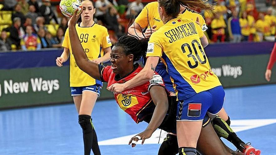 Lysa Tchapchet, lanzando a puerta en el partido de ayer.  | FOTO: EFE