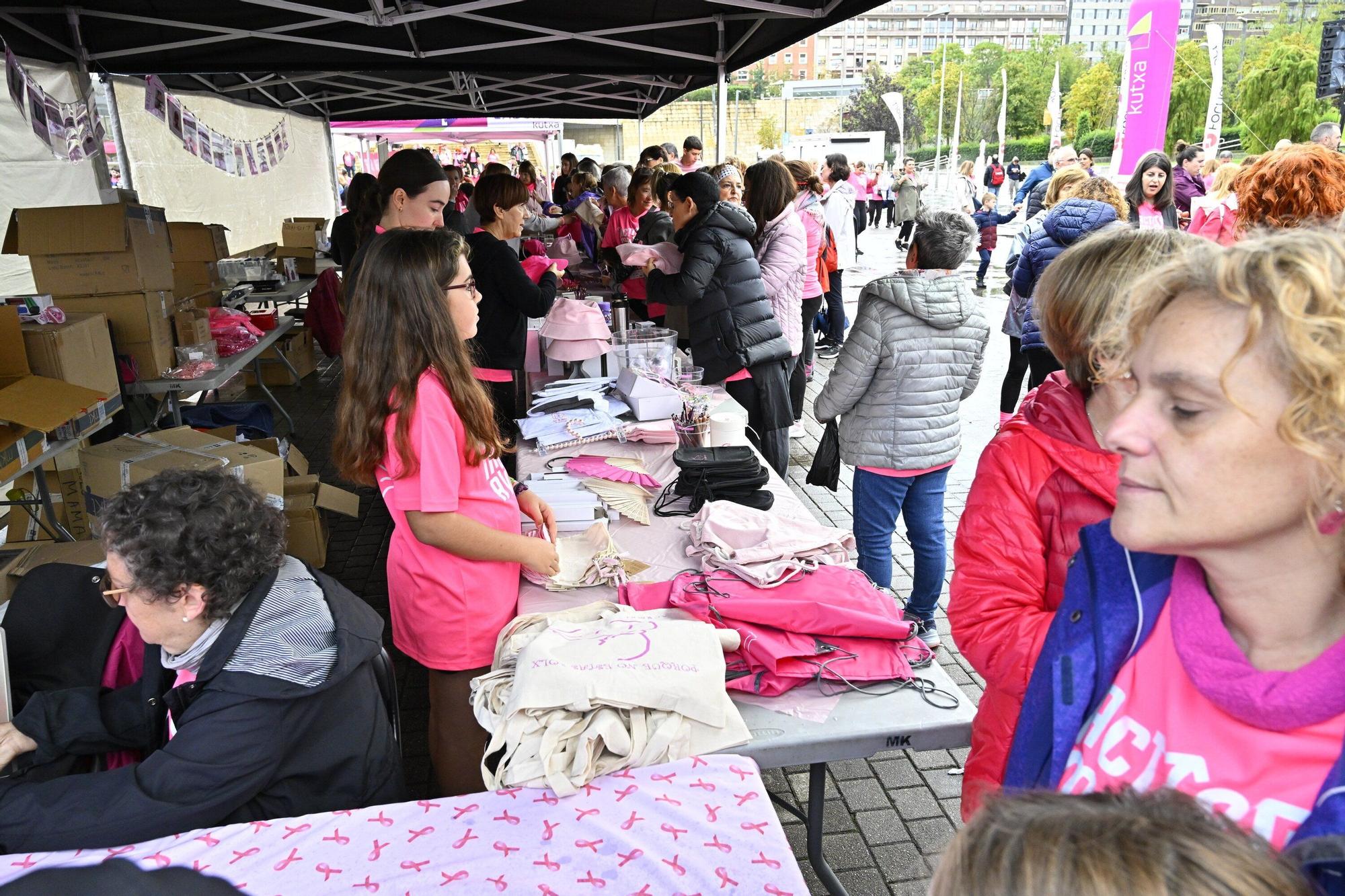 En imágenes: los paraguas tiñen la marea rosa de Bilbao