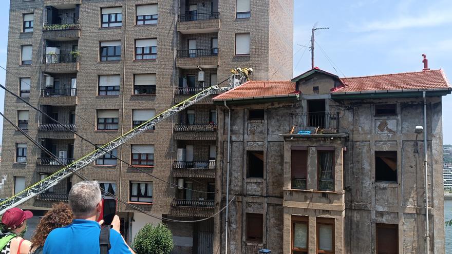 Desalojan a cinco familias por un incendio en un edificio de Portugalete