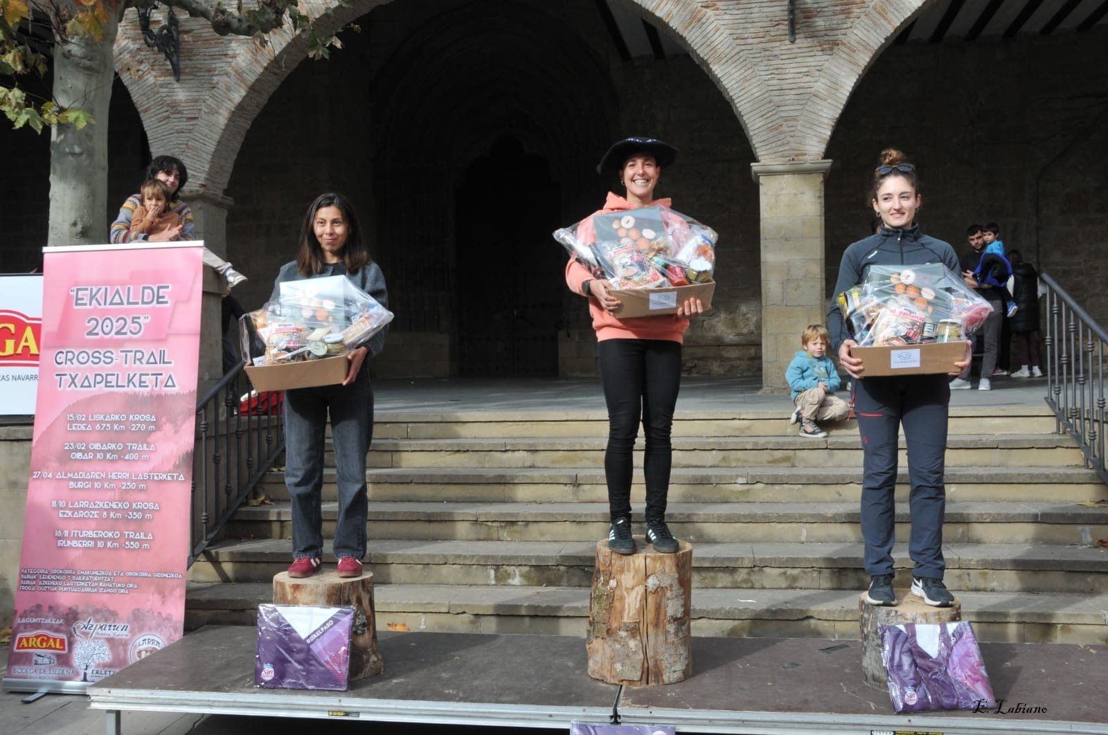 La ganadora llargi Pérez, con Maribel Jaillita y Nerea Ayape.