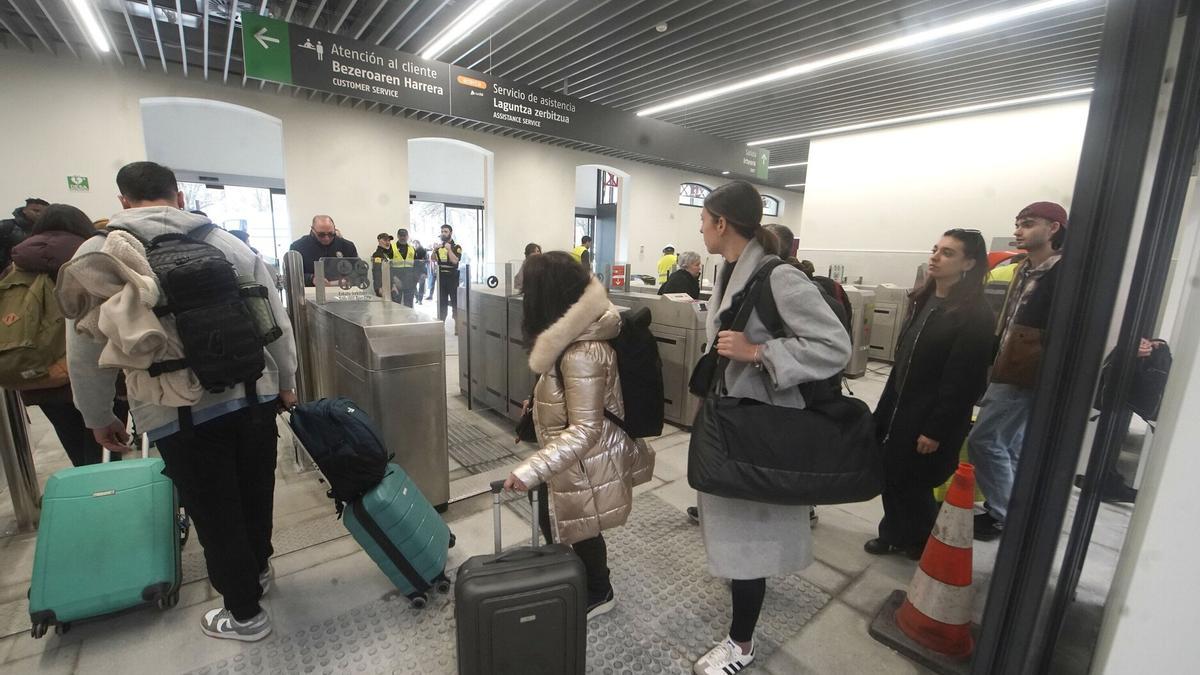 Pasajeros en la estación de Atotxa en Donostia