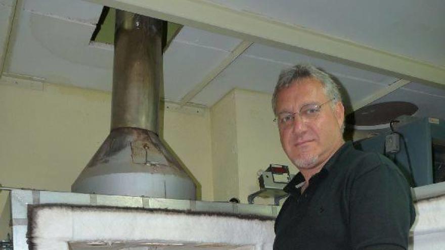 Arreita muestra unas ánforas, en el horno de su estudio