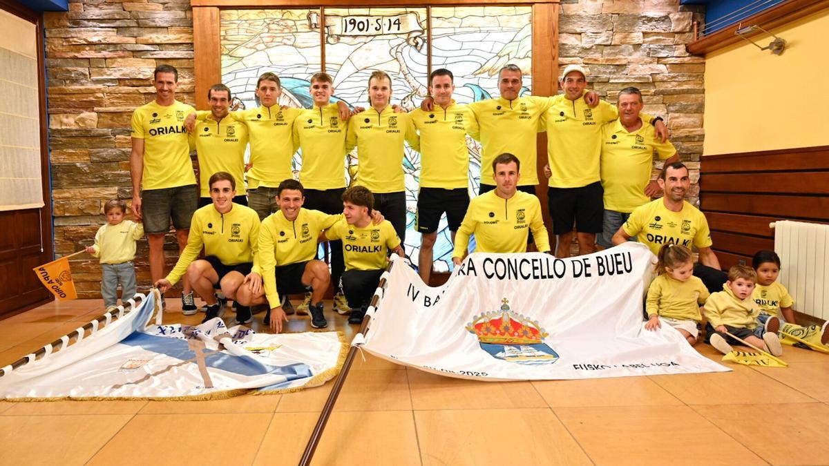 Remeros y técnicos de Orio, con las banderas ganadas el pasado fin de semana en Ares y Bueu.