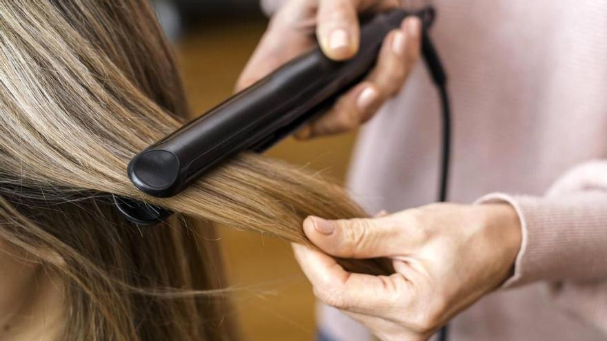 Adiós a la suciedad de la plancha del pelo: la clave para evitar que se acumulen los restos de producto y &quot;te engrasan el pelo&quot;