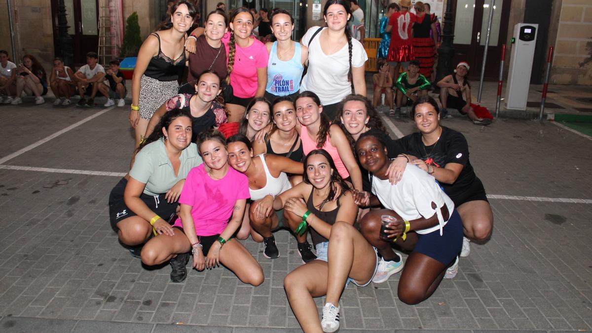 El equipo ganador de los juegos, La Shore, con su cuadrilla. | FOTOS: CEDIDAS