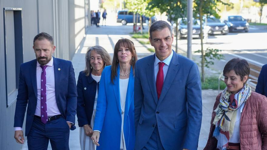 En imágenes: Pedro Sánchez visita una promoción de pisos de alquiler social en Arkaiate