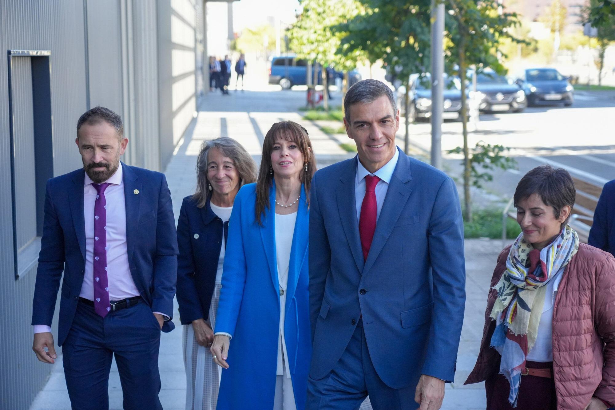 En imágenes: Pedro Sánchez visita una promoción de pisos de alquiler social en Arkaiate