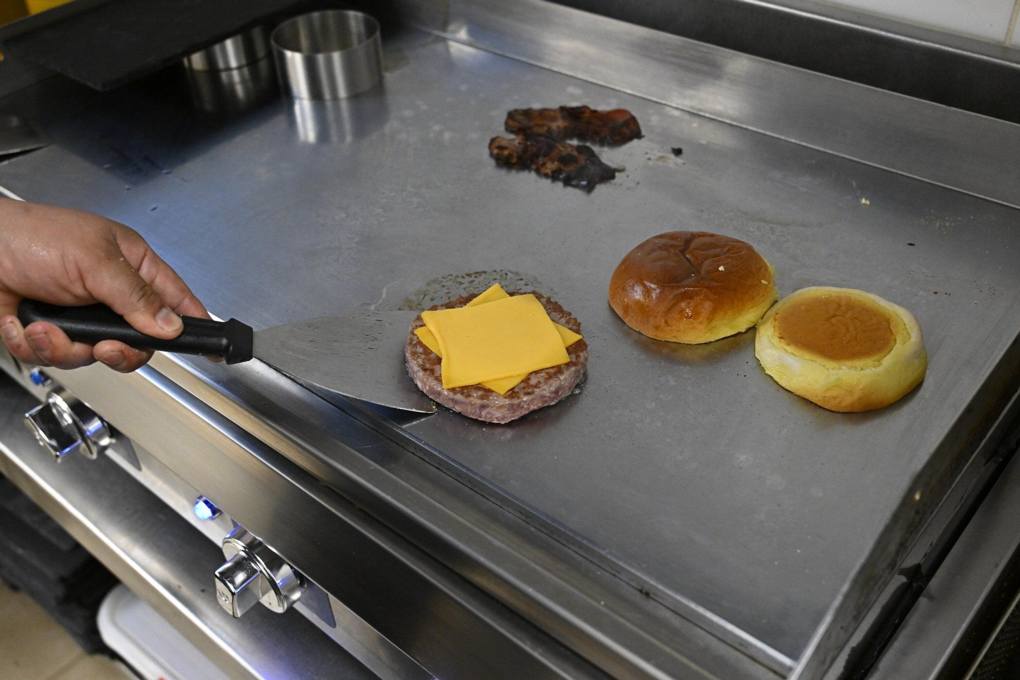 Hamburguesa y queso en la plancha.jpg
