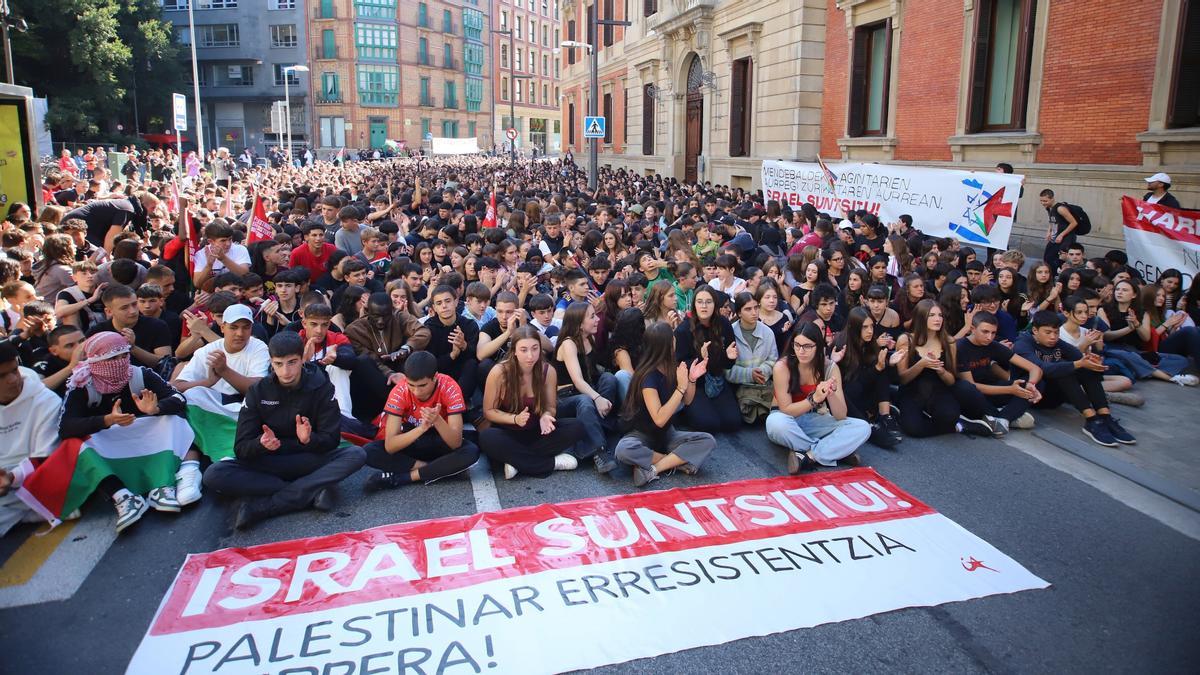 Multitudinaria sentada a las puertas del Parlamento foral al finalizar la manifestación convocada por Ikasle Abertzaleak