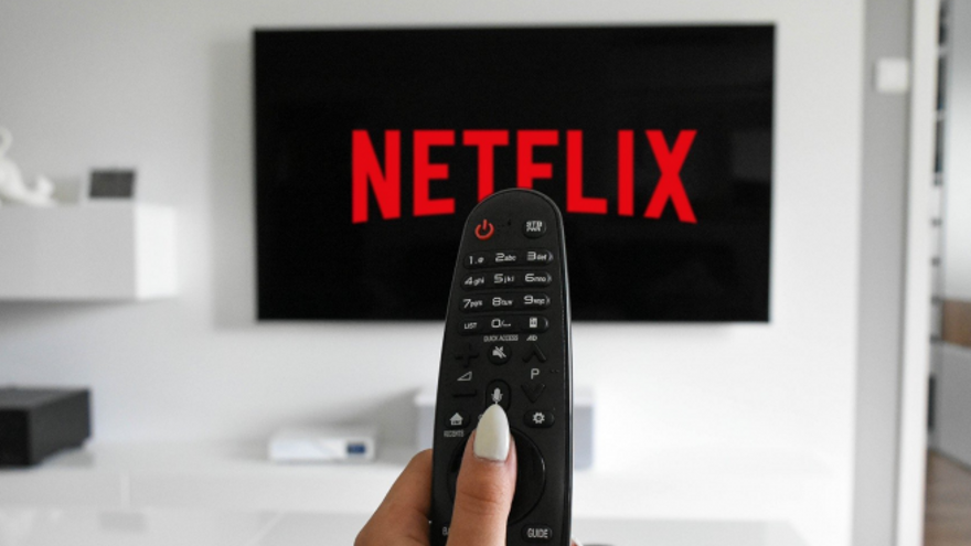 Un mando a distancia programa Netflix en una televisión.