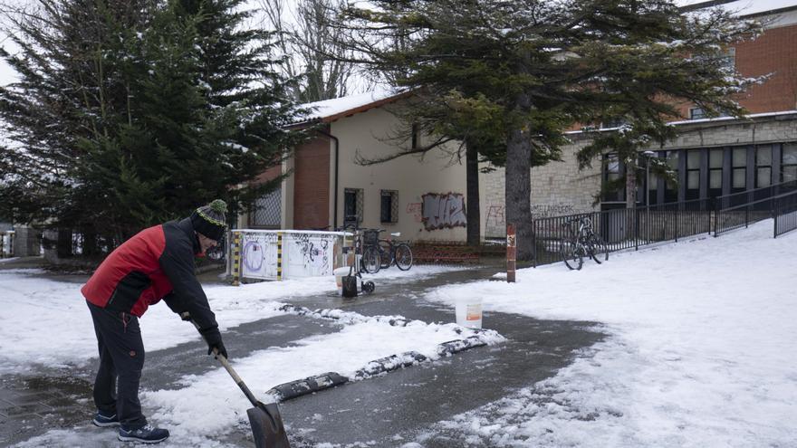 El hielo tras la primera nevada de 2026 ha provocado decenas de caídas