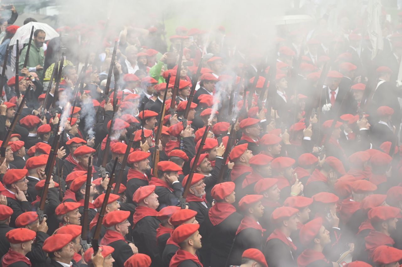 El Alarde desfila por las calles de Hondarribia