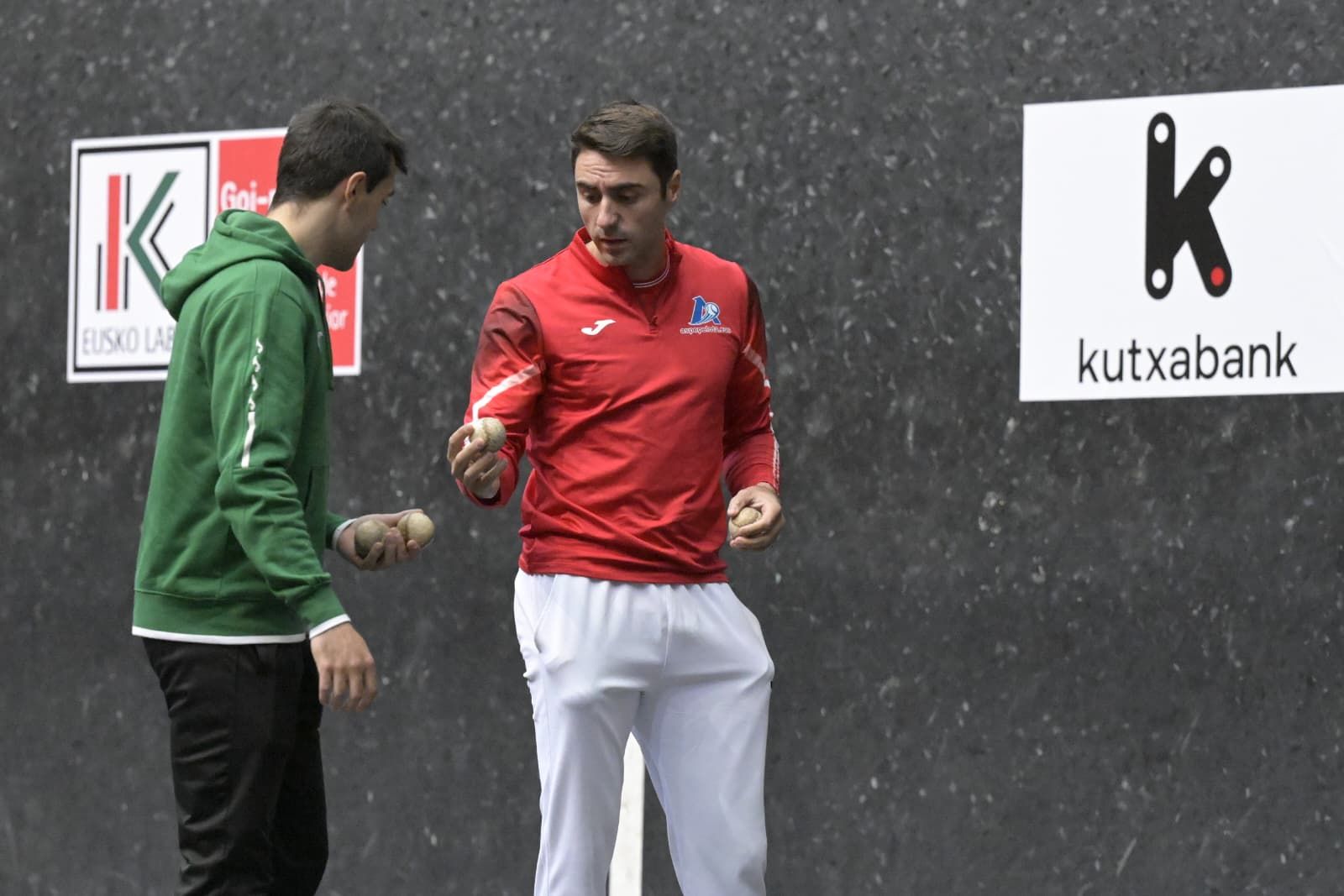 Peio Etxeberria (colorado) y Javier Zabala (azul) eligen material para la final del Cuatro y Medio.