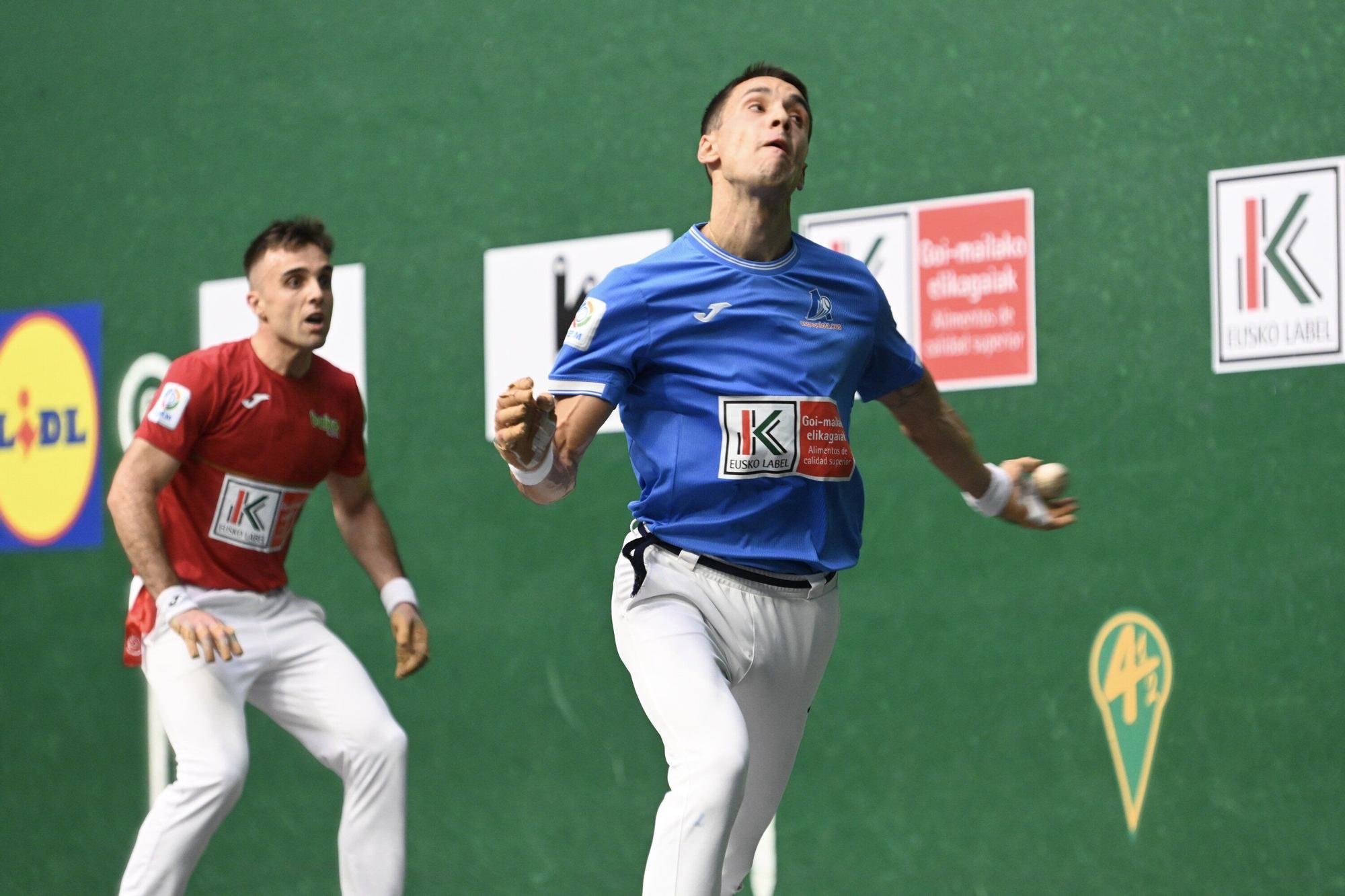 Javier Zabala vence a Jon Ander Peña en la segunda jornada de la liguilla de cuartos de final del Cuatro y Medio en Tolosa.