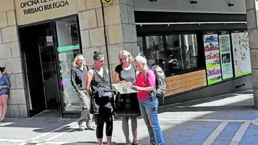 Turistas junto a la oficina de turismo del Ayuntamiento de Pamplona.