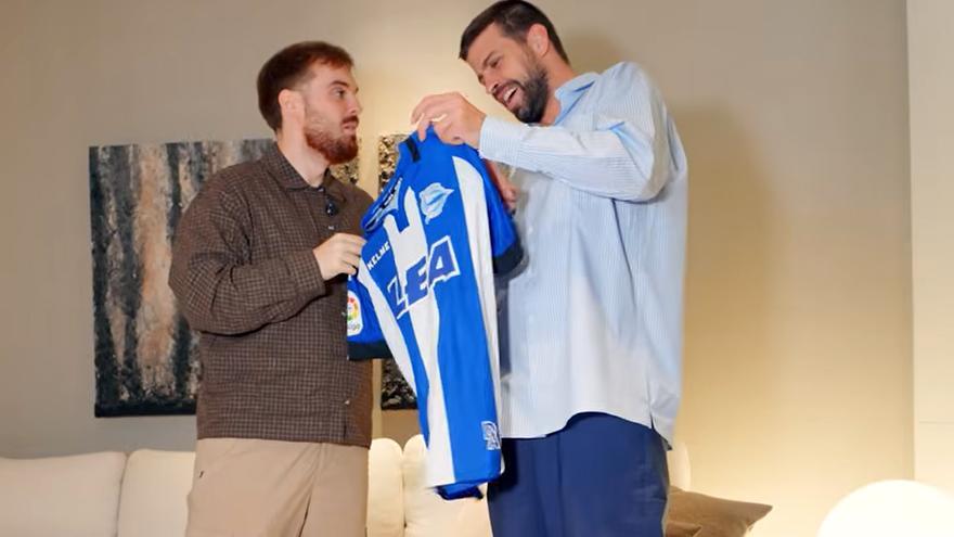 Ibai Llanos alucina con la camiseta del Alavés que guarda Piqué en su colección