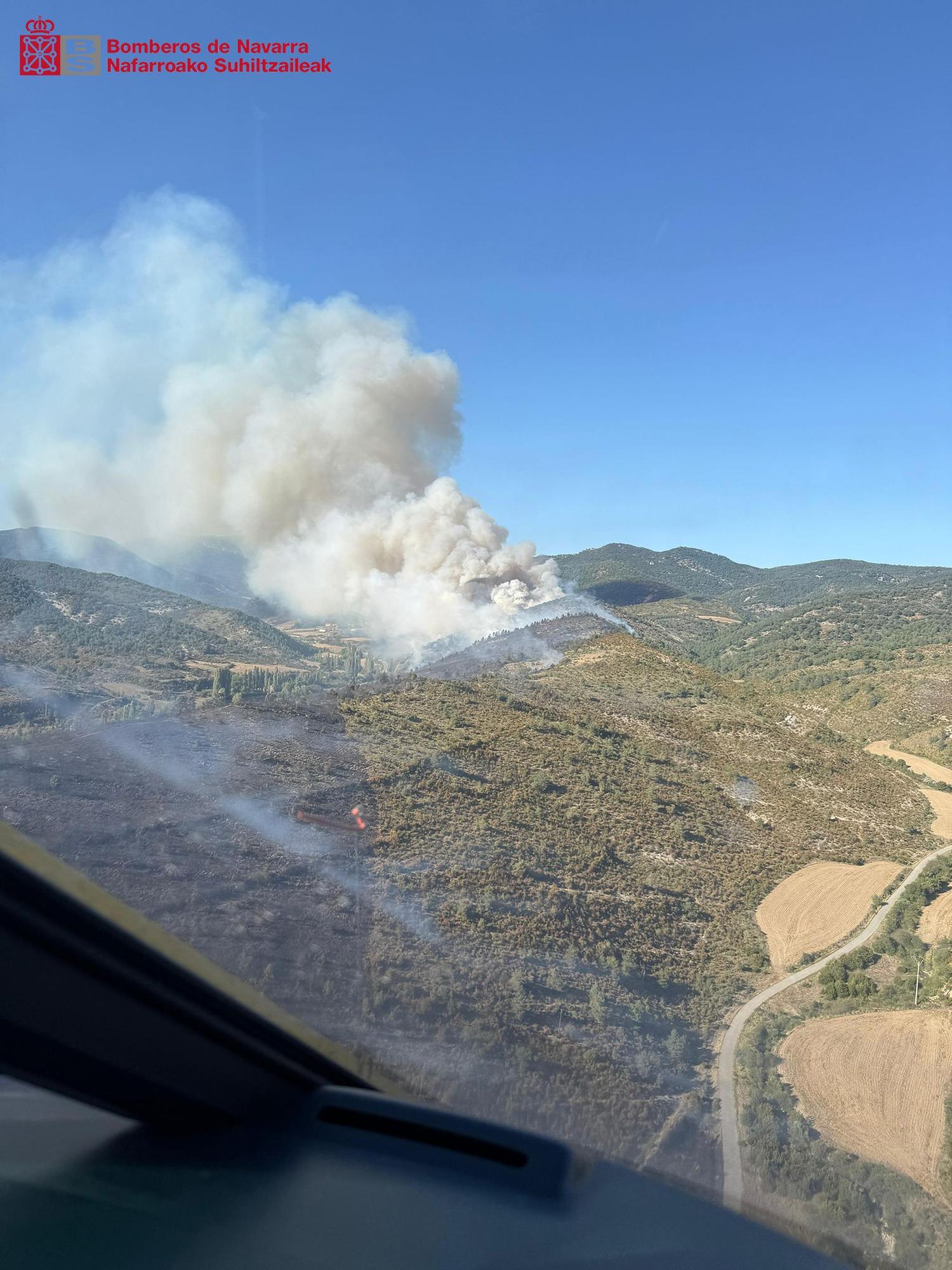 Fotos de las labores de extinción del incendio en Urraúl Alto, Urrulgaine