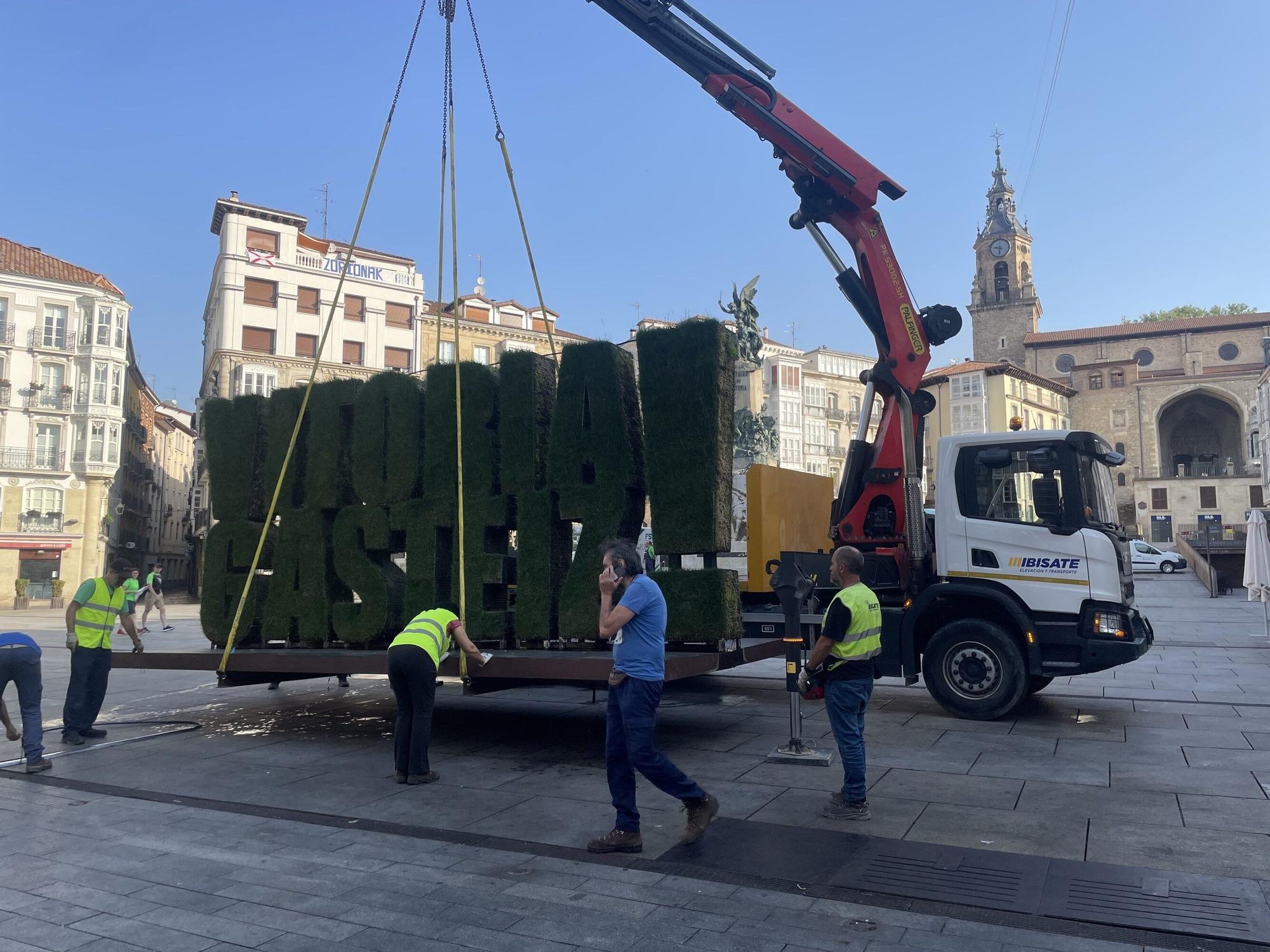 En imágenes: La Virgen Blanca recupera la estatua de musgo vegetal