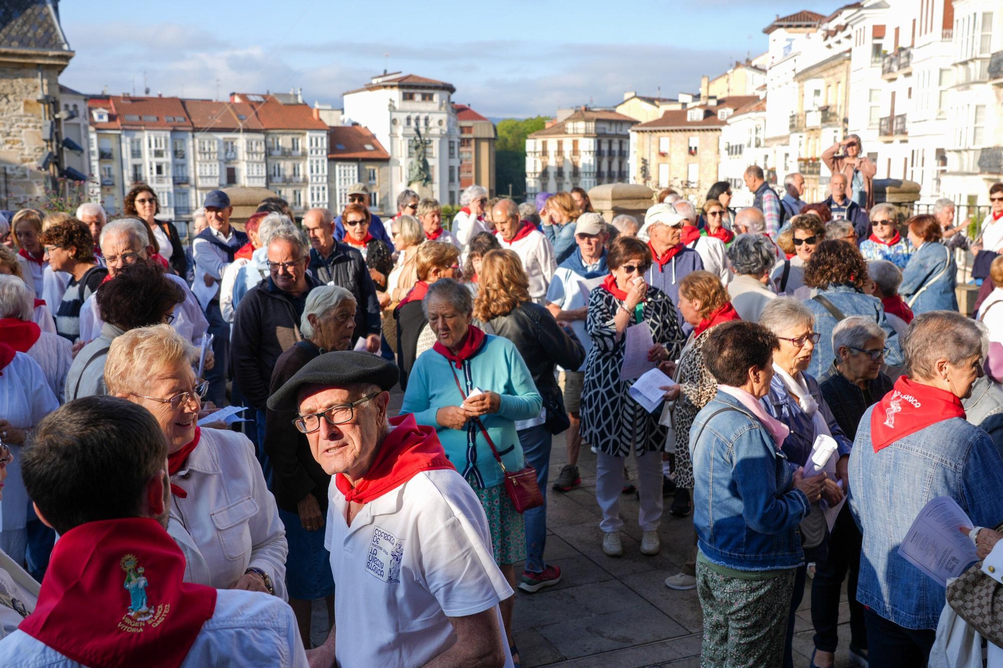 En imágenes: Los auroros despiertan a Vitoria con sus canciones