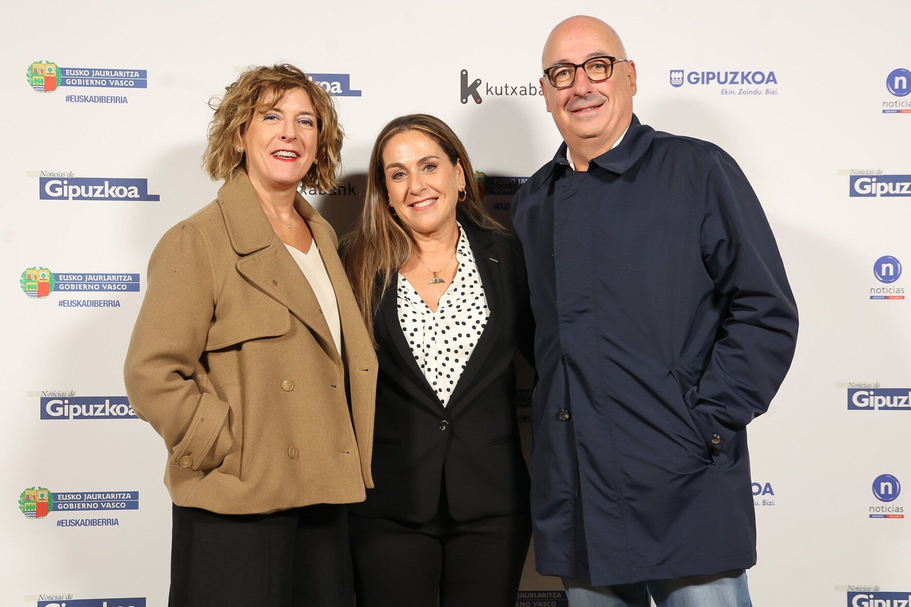 Isabel de Lope con Dorleta Ugarte y Ernesto Oyarzabal