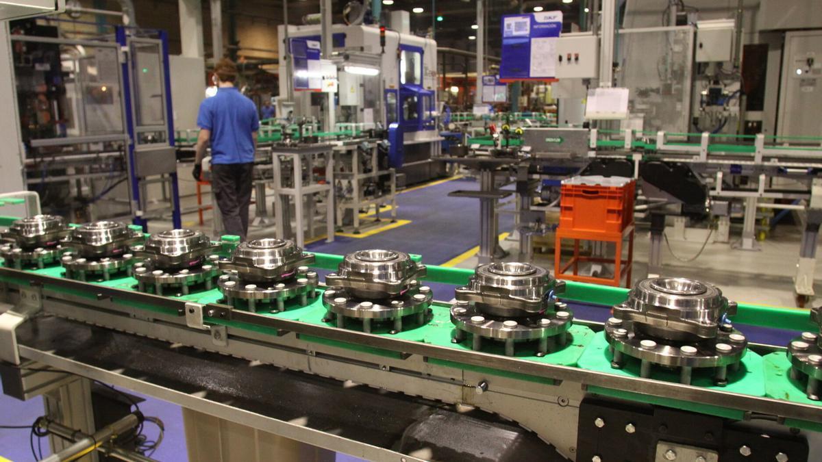 Un operario trabajando en una fábrica