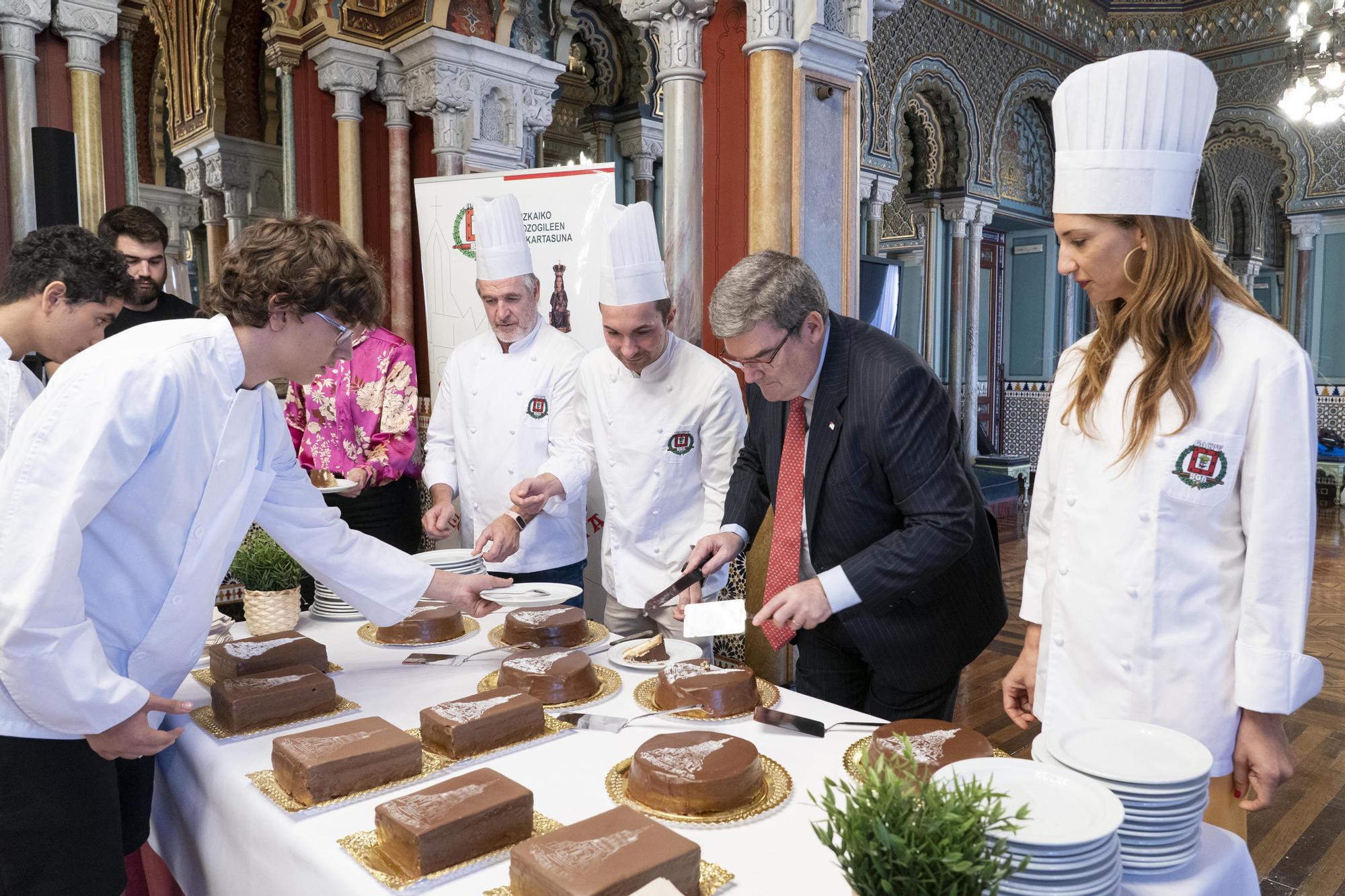 En imágenes: recepción del gremio de pasteleros de Bizkaia en el Ayuntamiento de Bilbao