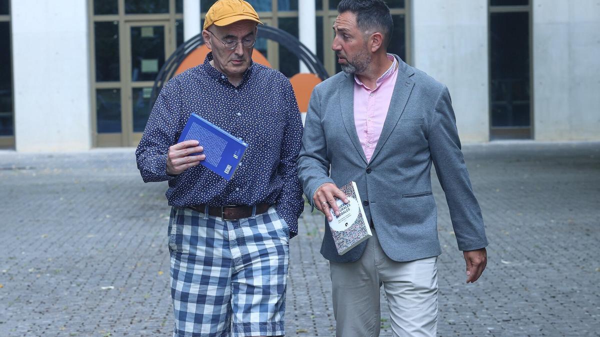 Josetxo Beriain (izquierda) y Sergio García Magariño conversan en el campus de la UPNA con sendos ejemplares de &#039;Las guerras culturales globales&#039;.