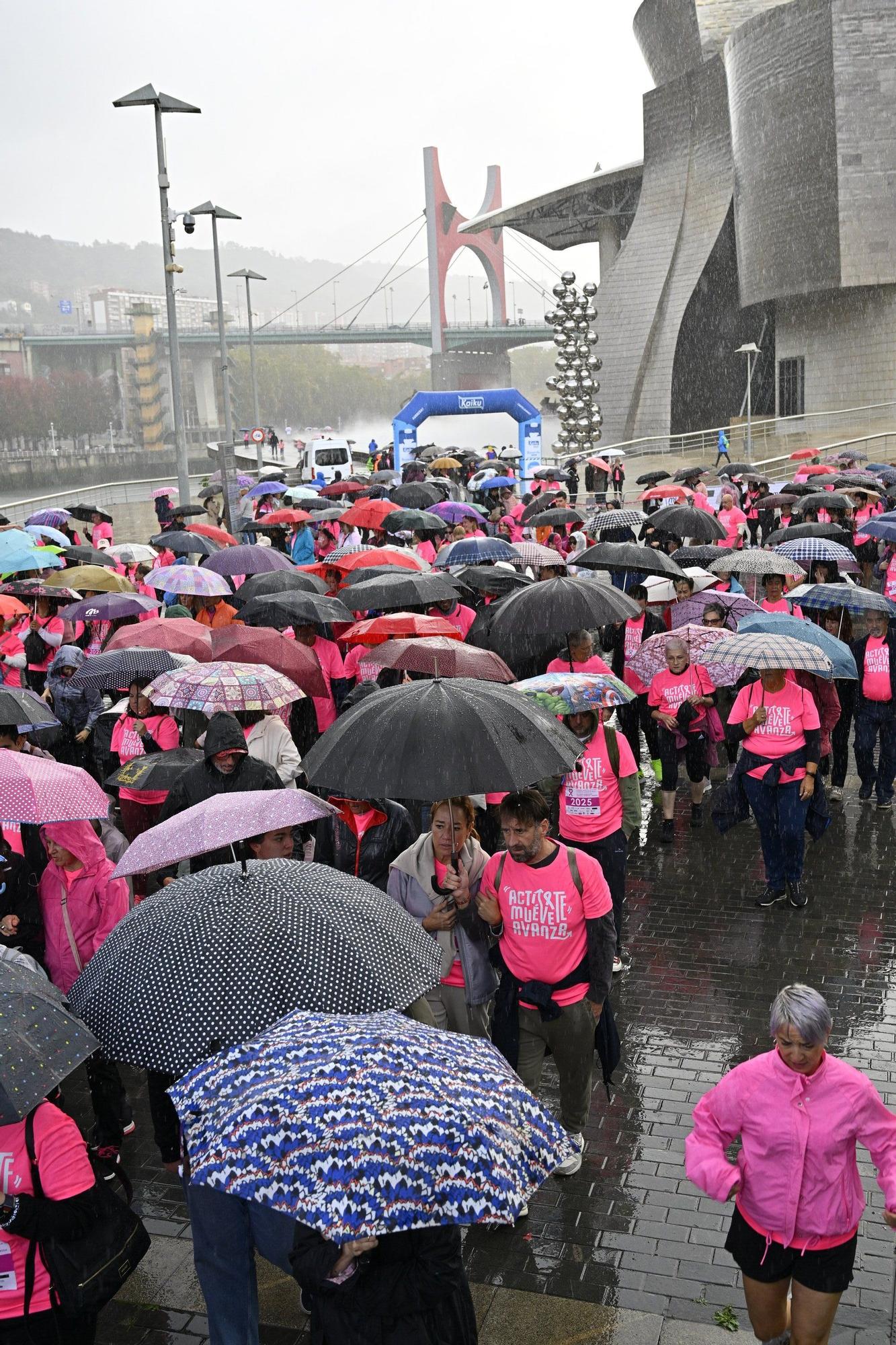 En imágenes: los paraguas tiñen la marea rosa de Bilbao