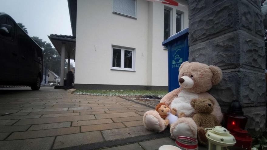 Un peluche frente a la casa en la que ocurrió el crimen.