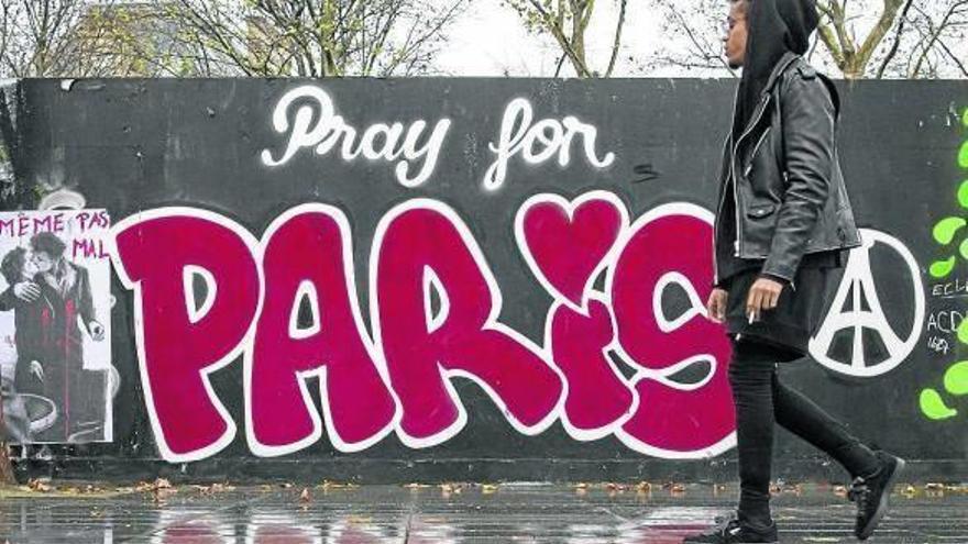 Pintada que dice ‘Reza por París’, en la plaza de la República.