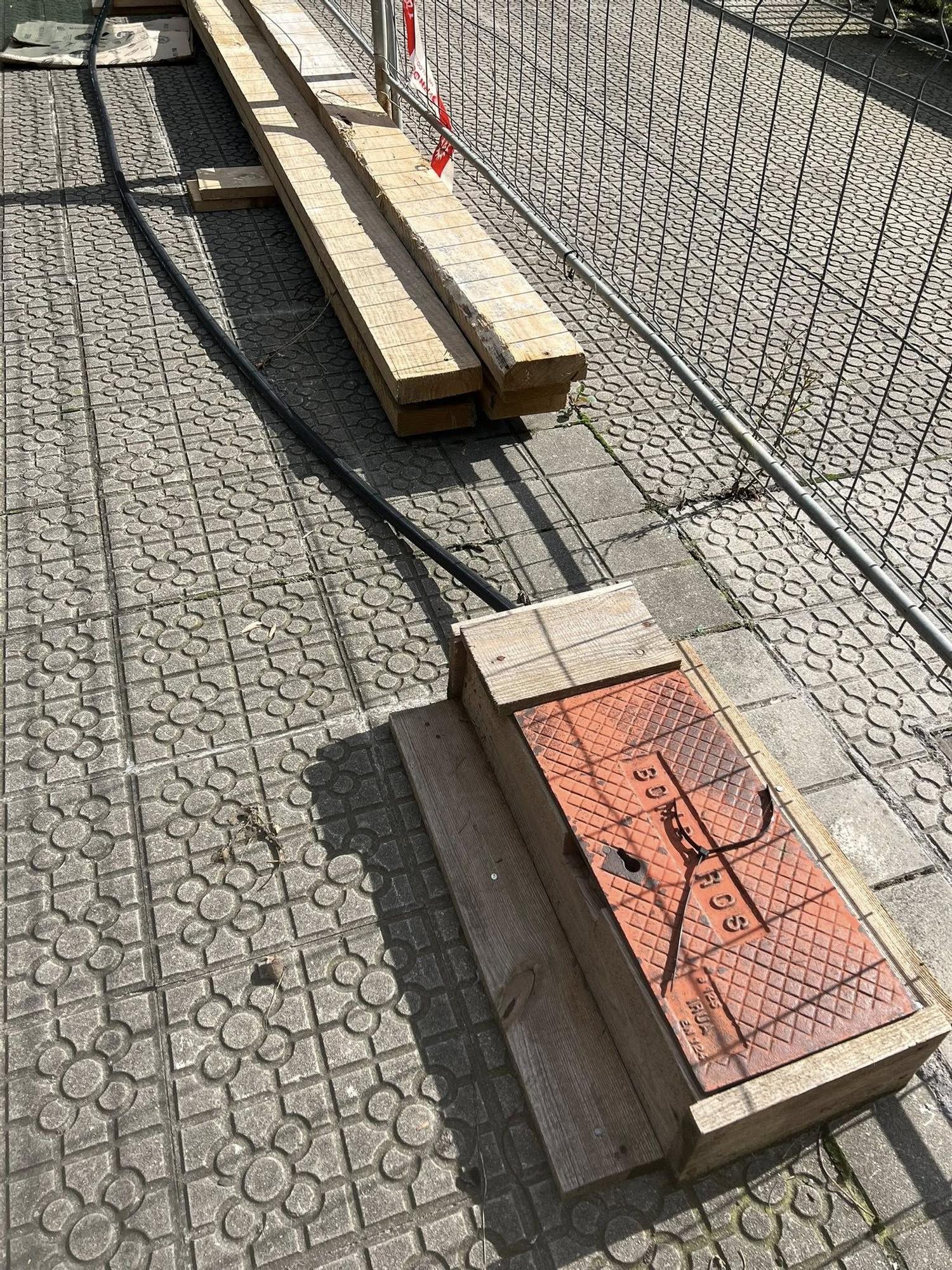 Toma de agua conectada a la hidrante de bomberos