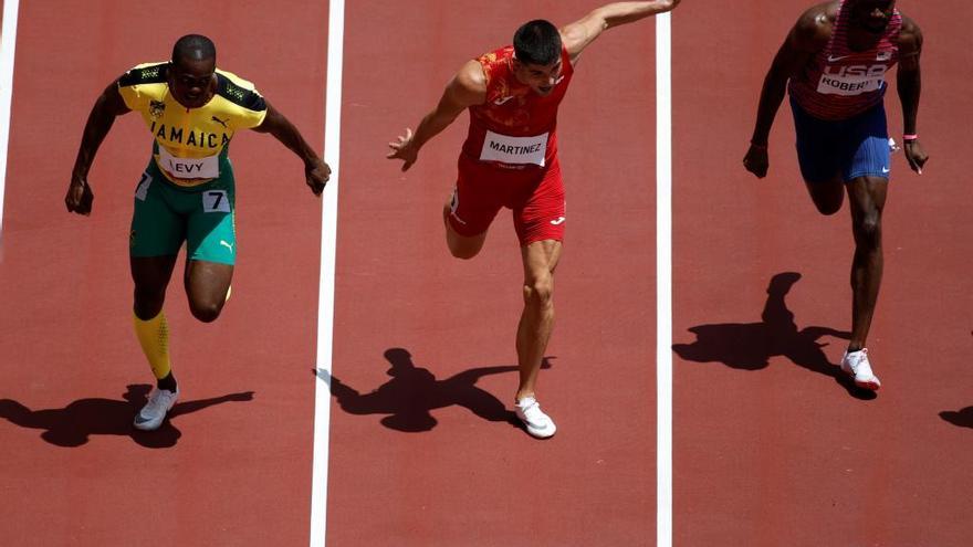 Asier Martínez, en el centro, compite durante las semifinales de 110m vallas masculino de atletismo por los Juegos Olímpicos 2020, este miércoles en el Estadio Olímpico de Tokio.