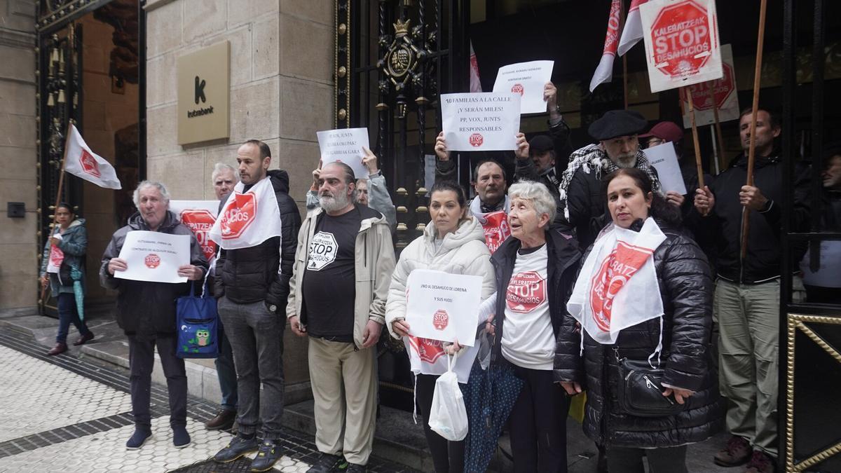 Concentración de Stop Desahucios ante Kutxabank en mayo de 2026 para exigir la retirada de la demanda de desahucio de una vivienda de Irun. / Ruben Plaza