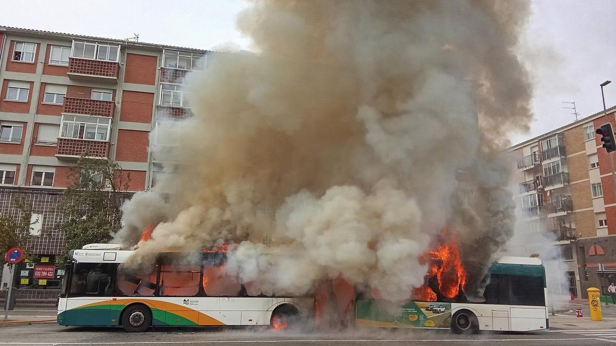 Fotos de la villavesa ardiendo en Berriozar
