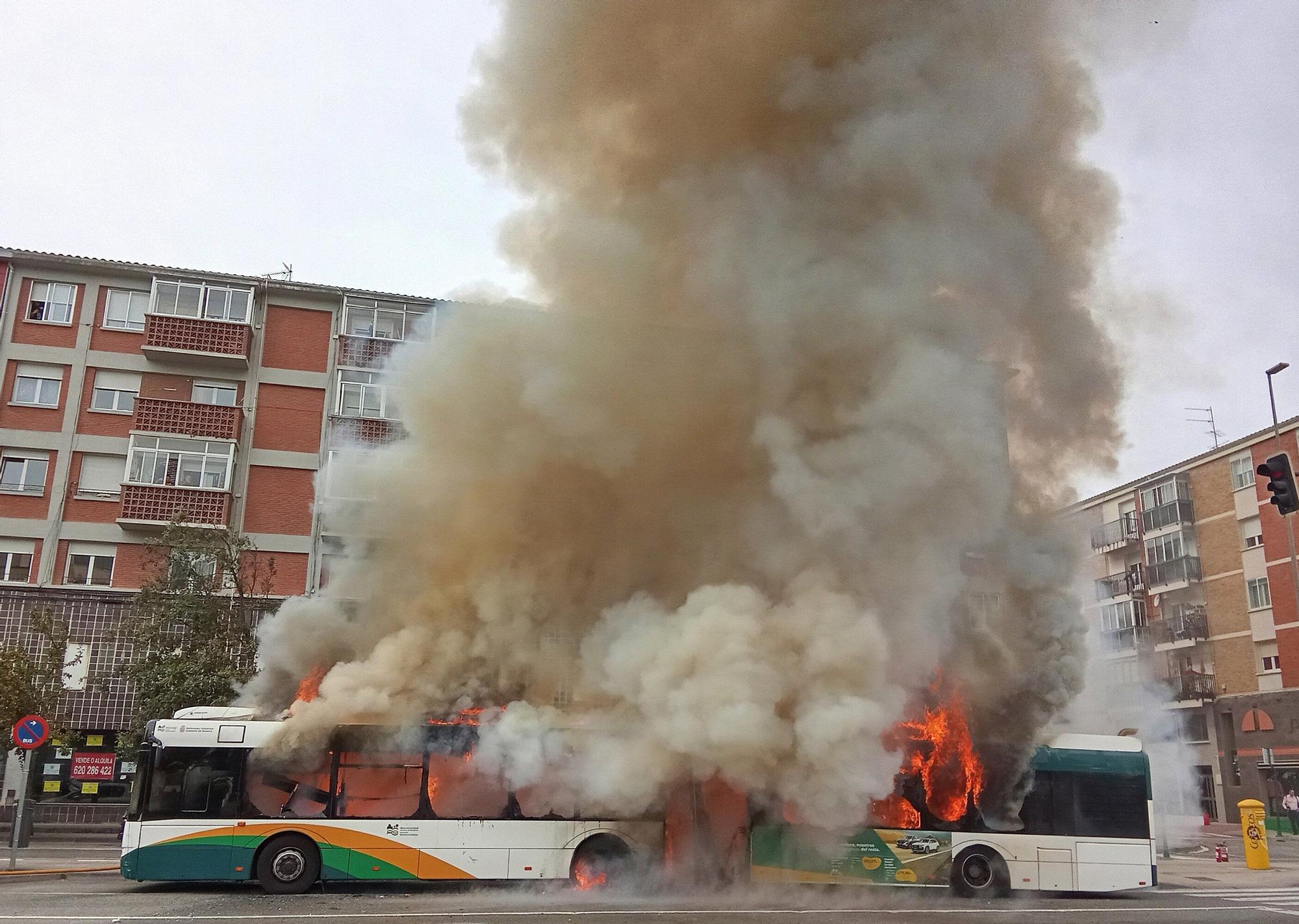 Fotos de la villavesa ardiendo en Berriozar