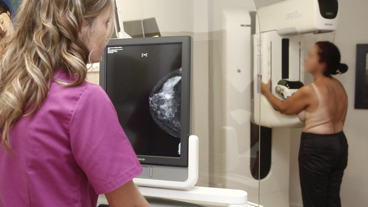 Una mujer se somete a una mamografía.
