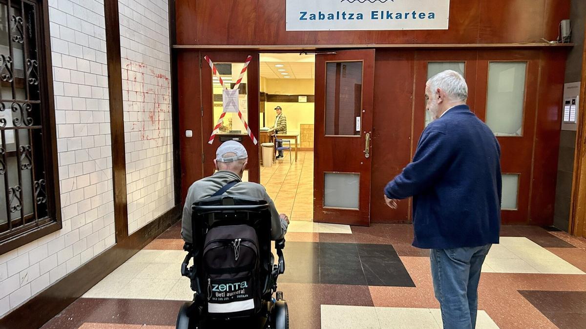 Dos jubilados entran al local que se cerrará el próximo 22 de diciembre.