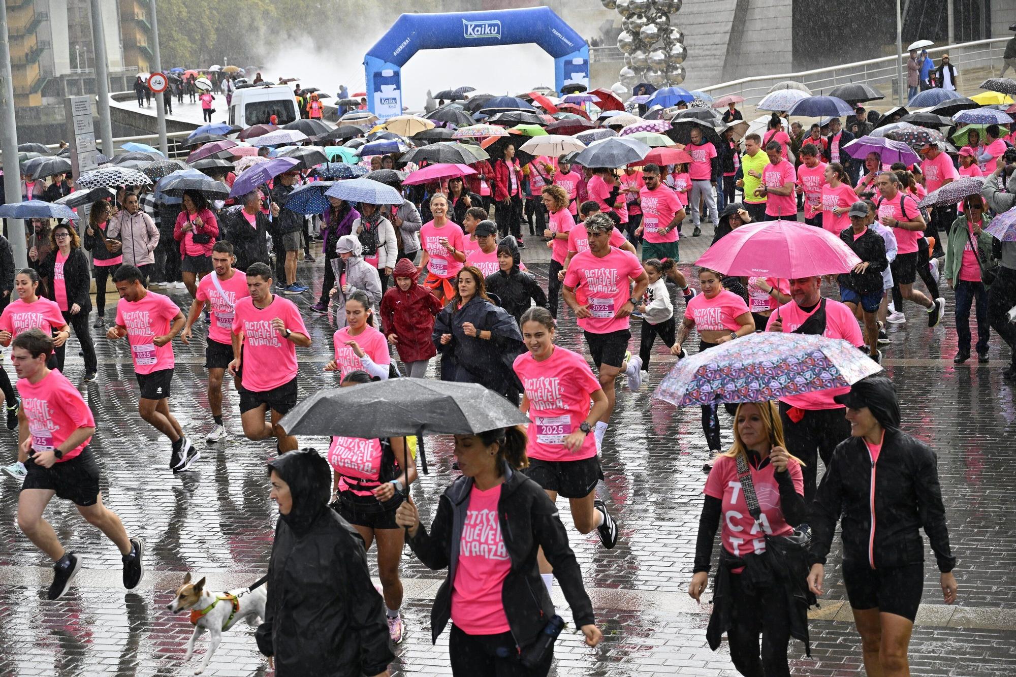 En imágenes: los paraguas tiñen la marea rosa de Bilbao