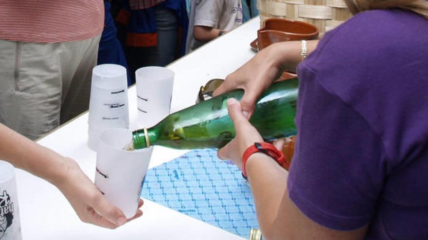 Utilización de vasos reutilizables en un acto festivo.