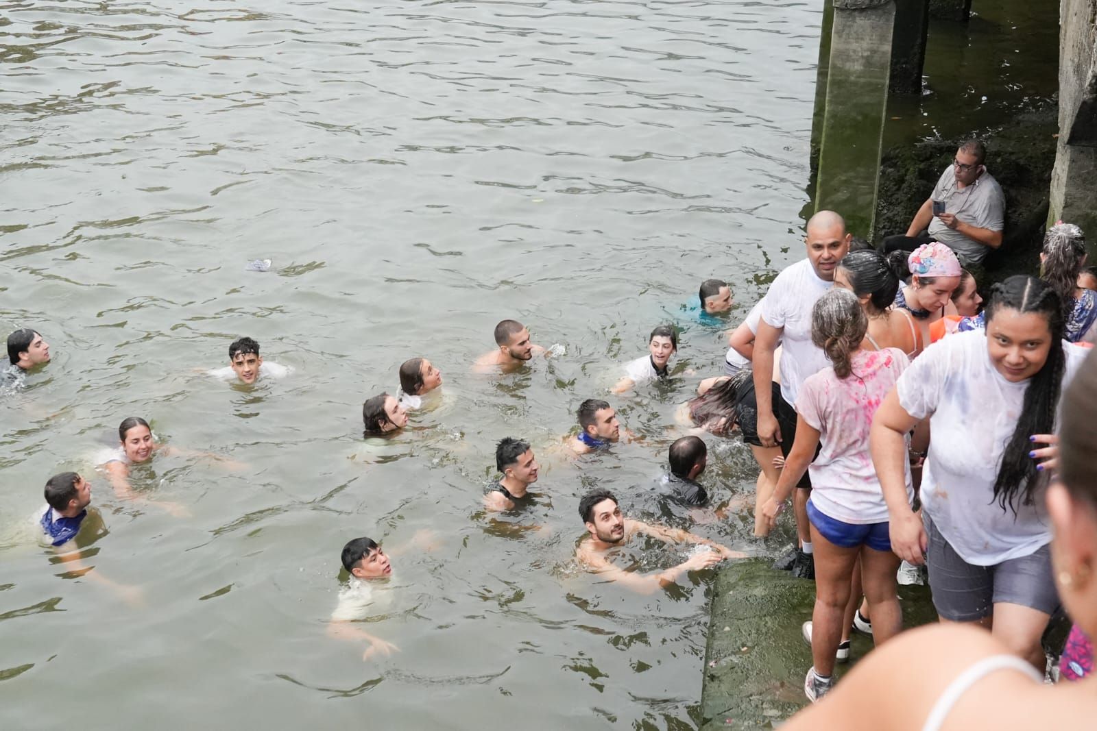 En imágenes: chapuzón en la ría de Bilbao tras el txupin