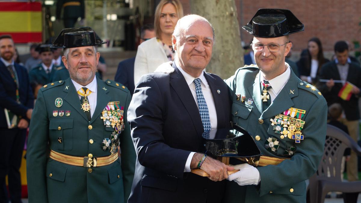 Entrega del tricornio de honor al expresidente del Tribunal Superior de Justicia de Navarra, Joaquín Galve.