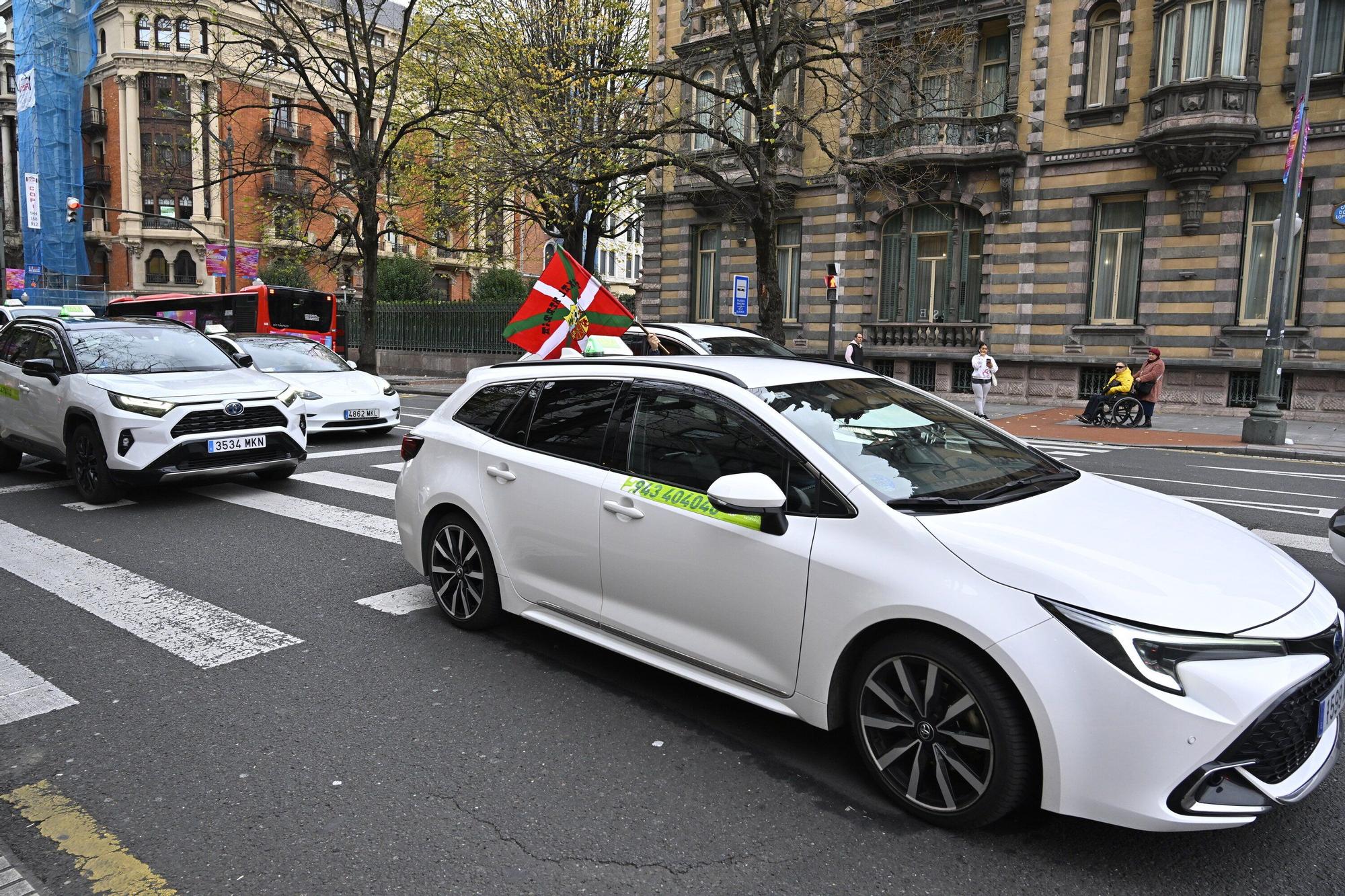 En imágenes: los taxistas vascos se movilizan para denunciar la "impunidad" de las VTC