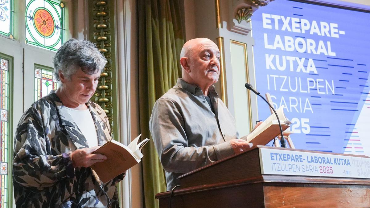 Manel Rodríguez-Castelló y Tere Irastortza, leyendo unos poemas.