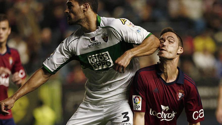Momento en el que Botía le da el codazo a Roberto Torres.