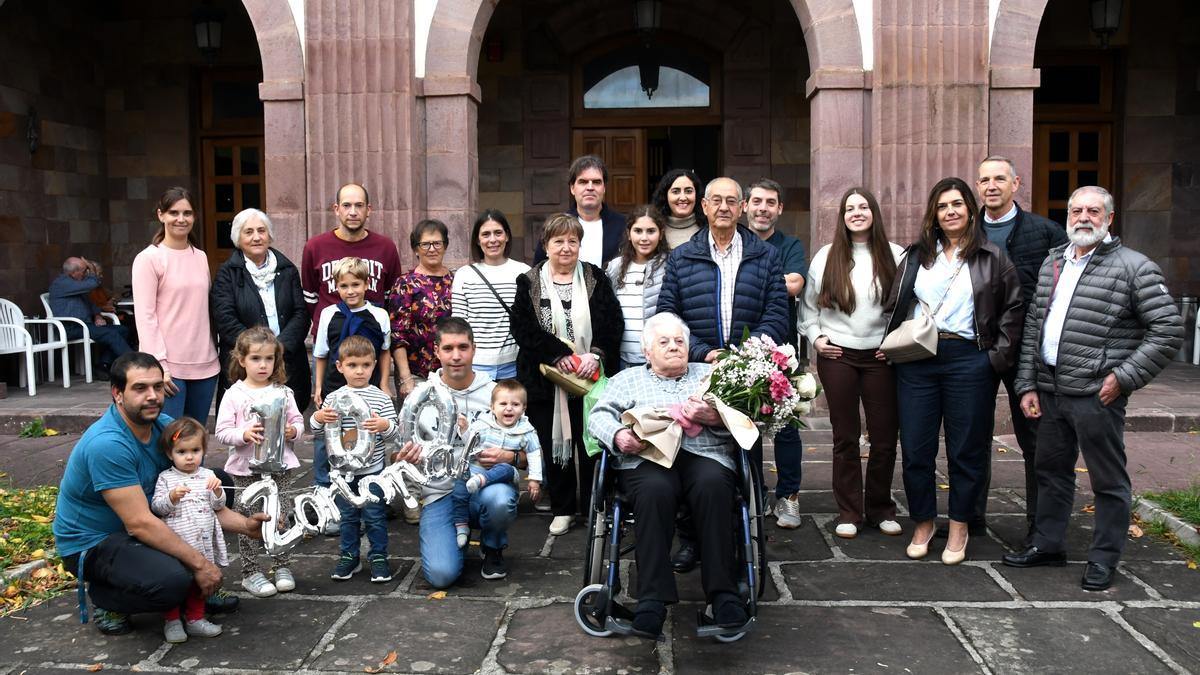 La familia Moreno-Berbes se reunió ayer en torno a Magdalena y celebraron los tres cumpleaños juntos en la residencia Francisco Joaquín Iriarte de Elizondo