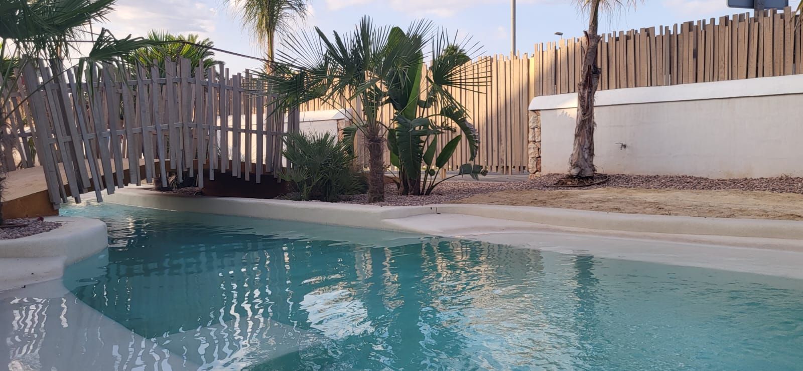 Lo rompedora piscina Mediterranean Sea, diseñada por una constructora donostiarra, para un hotel en Menorca