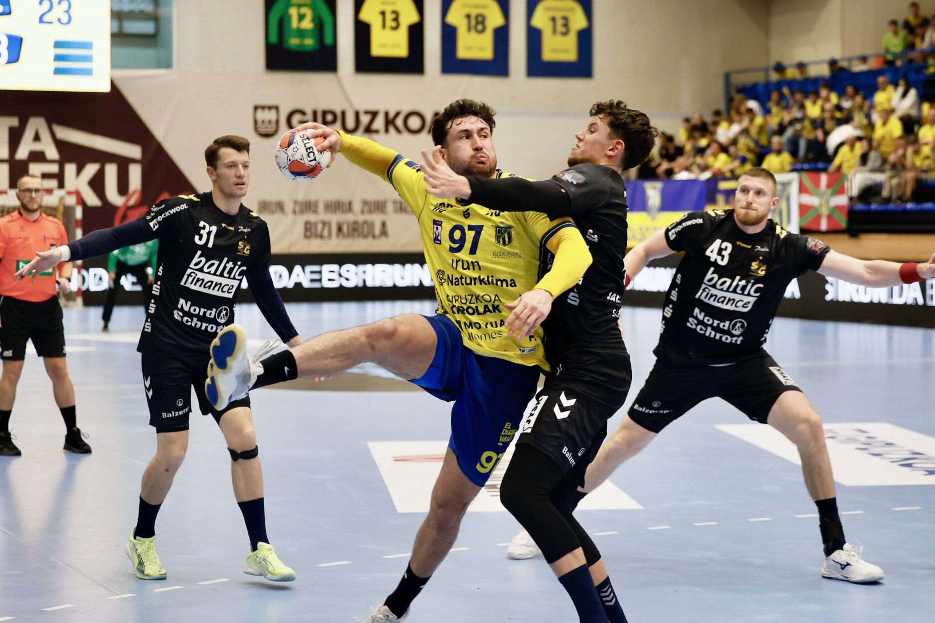 El jugador del Irudek Bidasoa Irun Tito Díaz, en el partido ante el Flensburg alemán