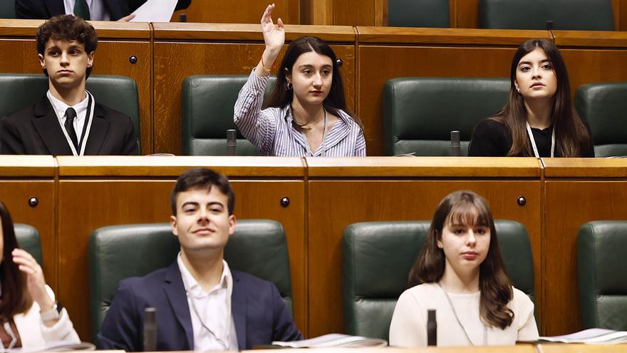 Universitarios debaten como en el Parlamento Vasco sobre los toros y un SMI propio