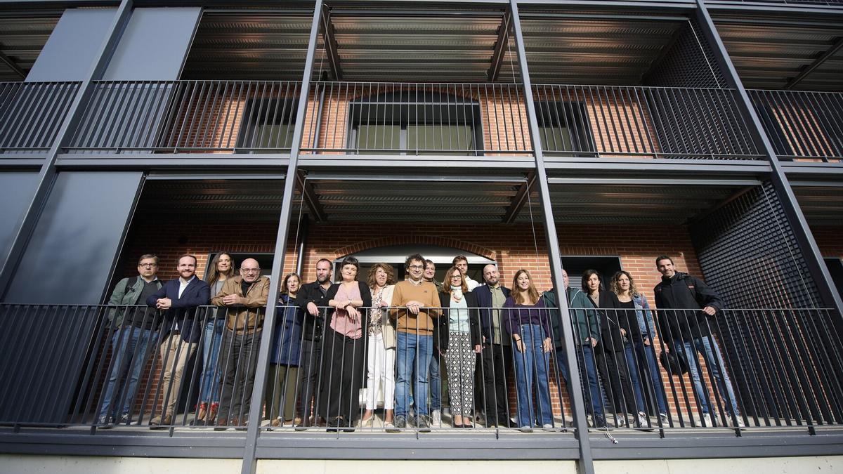 Varios concejales y técnicos, en los balcones de las nuevas viviendas.