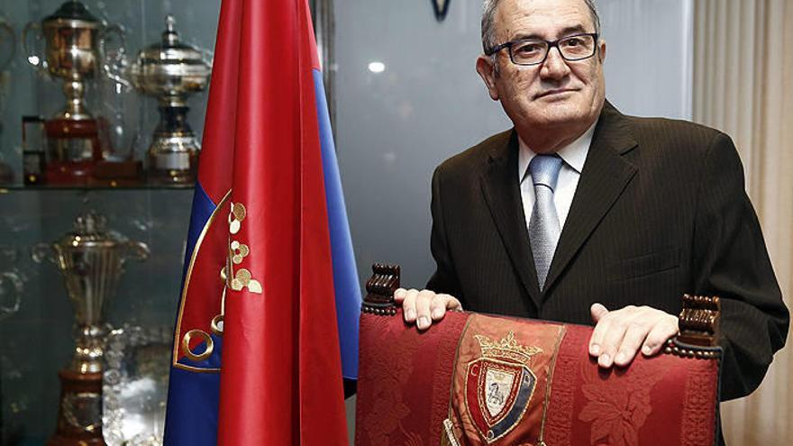Luis Sabalza ha sido proclamado nuevo presidente de Osasuna tras el traspaso de poderes que miembros de la junta gestora del club rojillo han realizado en el Estadio de El Sadar.